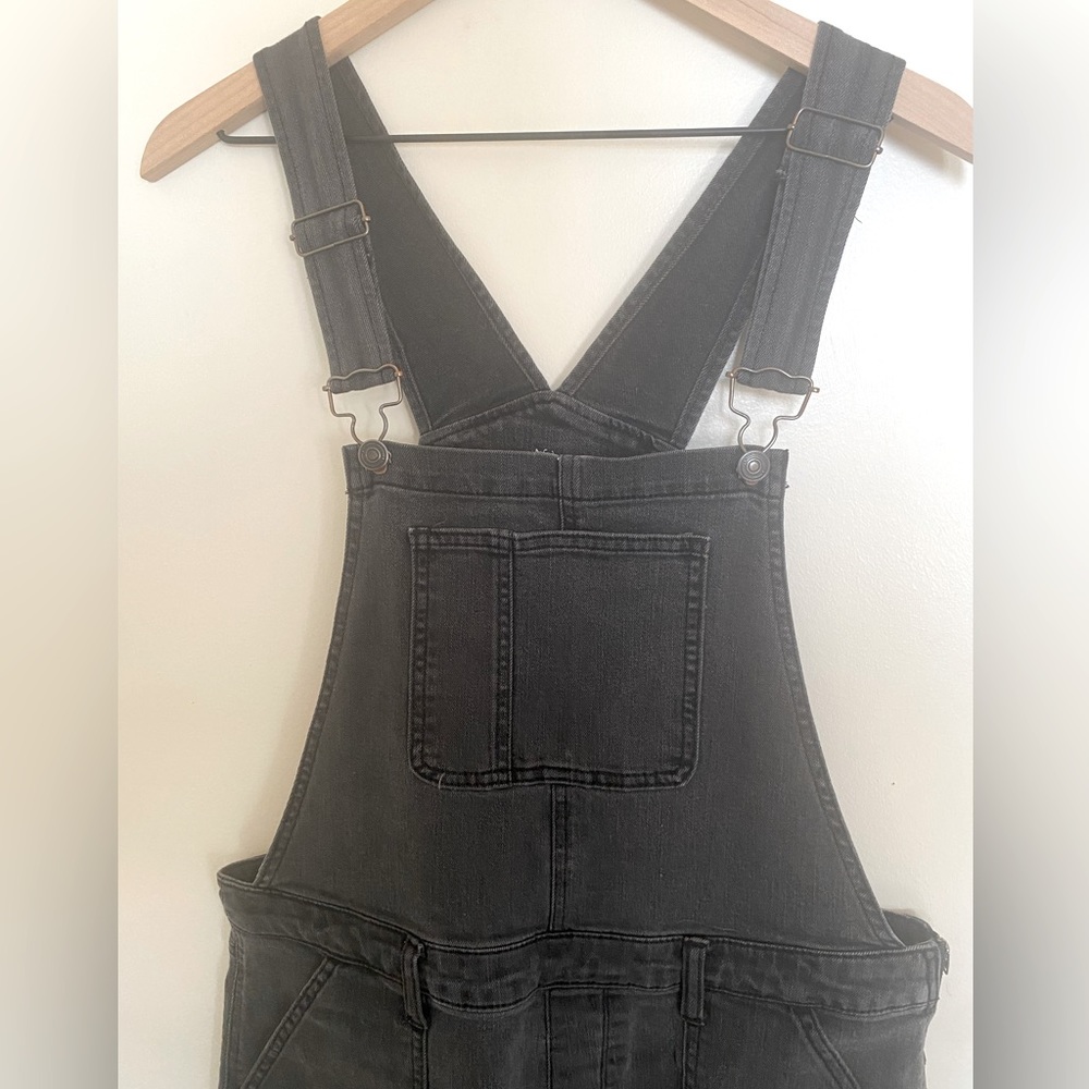 skinny black overalls 📞👷‍♀️🔨